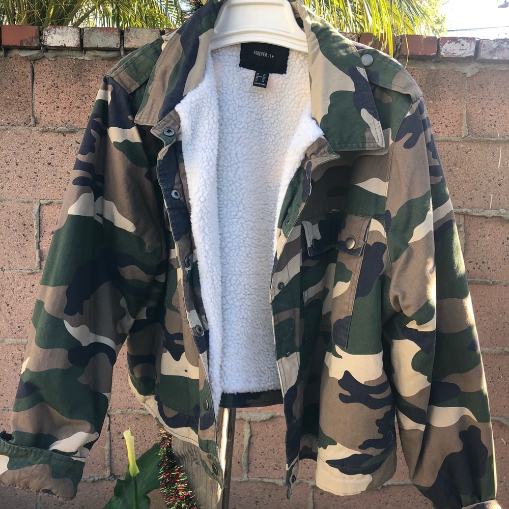 Camouflaged cropped jacket